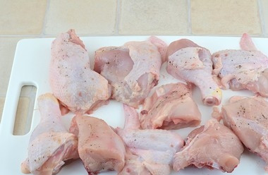 1. Этап. Курица в молоке: Курицу промойте и разделайте на кусочки. Натрите их солью и перцем.