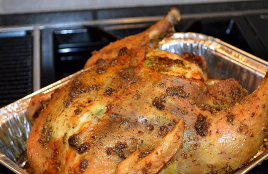 1. Этап. Курица с соусом песто: 6. Курица с соусом песто в домашних условиях запекается от 1 до 3 часов, в зависимости от размера птицы. Когда курочка готова ее необходимо немного остудить, разрезать на порционные кусочки и обильно полить соусом. Подавать к столу с гарниром или овощами.