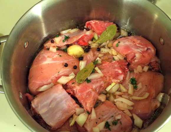 1. Этап. Кролик в красном вине: 1. Кролика разделаем на большие порционные куски. Выкладываем в кастрюльку, добавим винный уксус, одну измельченную луковицу, 3 ст.л. масла, измельченный чеснок и перец чили, орегано и лавровый лист.