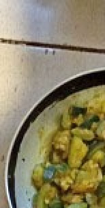 1. Этап. Велуте из цуккини на закуску: Тушить цуккини под крышкой на умеренном огне, это позволит не добавлять лишних жиров или жидкости, иногда помешивая. Примерно 8 - 10 минут. В конце тушения добавить щепотку карри, 2 щепотки смеси перцев и бальзамик.