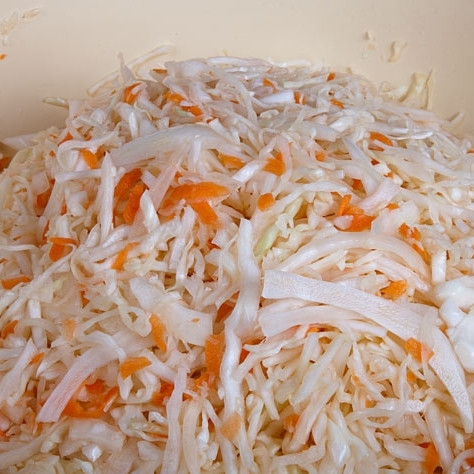 1. Этап. Квашеная капуста: Добавляем соль и перетираем капусту с морковью.