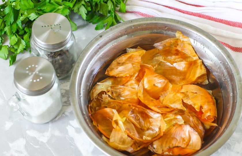 1. Этап. Скумбрия в луковой шелухе и чайной заварке: Залейте луковую шелуху холодной водой на 10 минут, затем промойте до прозрачности воды.