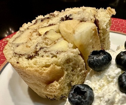 1. Этап. Яблочный рулет: Что сказать? Вот это утверждение, что, попробовав однажды такой рулет, навсегда забудешь о шарлотке – весьма спорно, скорее даже сильно преувеличено. Он, рулет этот совершенно не противен. Но и не настолько великолепен, чтобы… Как по мне – старая добрая шарлотка гораздо приятнее и удобнее в поедании. И еще один момент, яблочный. Неплохо было бы яблоки даже потереть на крупной тёрке для такого рулета. А то дольки несколько грубоваты в этой ипостаси.