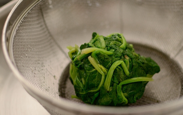 1. Этап. Шпинат по-корейски: 2. Обсушите как следует.