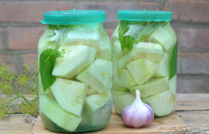 1. Этап. Малосольные кабачки быстрого приготовления: Залейте полученным маринадом кабачки, накройте их капроновыми или еврокрышками. Оставьте кабачки при комнатной температуре на 12 часов. По истечении этого времени попробуйте, если кабачки просолились – смело подавайте, если нет, то оставьте еще часов на 10. Кушайте с удовольствием!