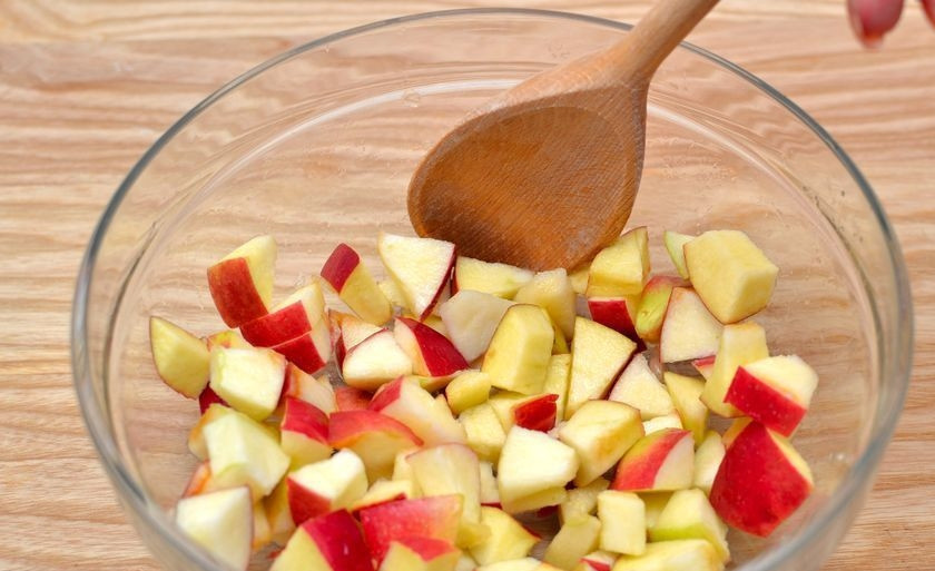 1. Этап. Салат с сельдереем стеблевым: Яблоки промойте. Нарежьте их небольшими кусочками и уложите в салатницу. Сверху выжмите сок из целого лимона.