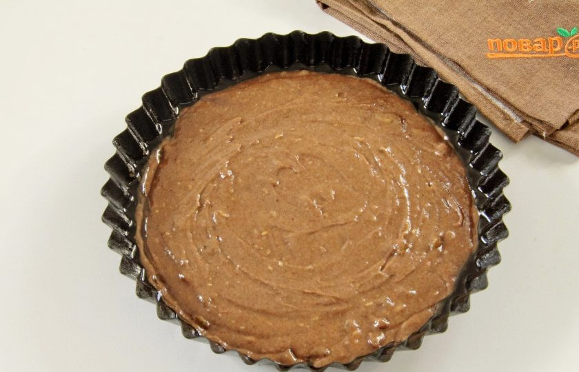 1. Этап. Шоколадный пирог с изюмом: Перемешайте все еще раз и выложите тесто в смазанную маслом форму для выпечки.