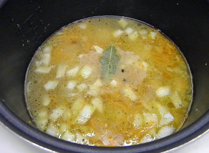 1. Этап. Подлива из курицы: Залейте кипятком курицу с овощами и выберите режим 