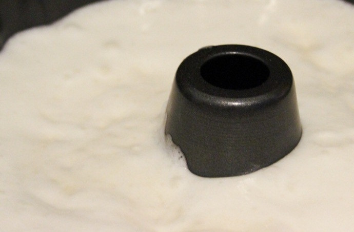 1. Этап. Кекс Белый ангел: 3. В белки аккуратно введите муку, сахар и соль.