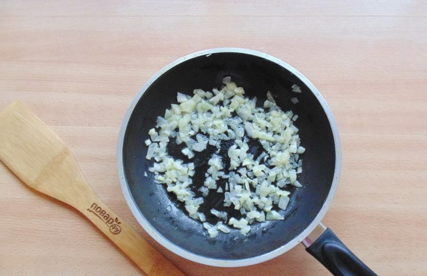 1. Этап. Соус Субиз: Пассеруйте лук 7-8 минут на небольшом огне.