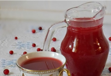 1. Этап. Брусничный сок: 3. Отцеживаем сок. Лучше всего - перетирать через сито. Разливаем по стаканам - готово!