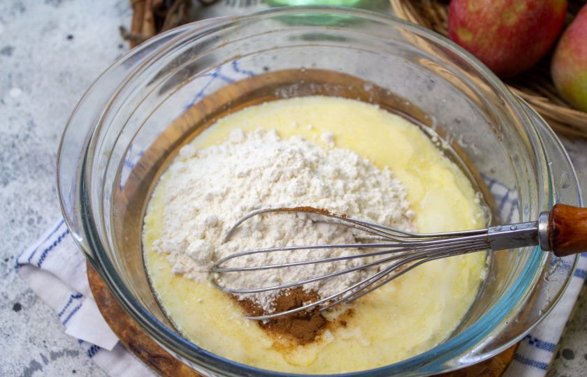 1. Этап. Яблочные вафли ПП: Всыпьте рисовую муку, корицу и разрыхлитель.