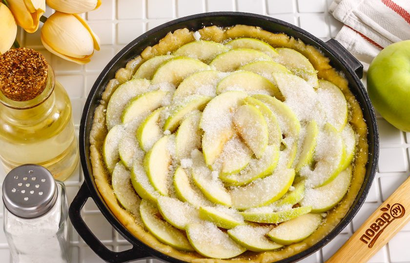 1. Этап. Песочный пирог с вареньем и яблоками: Присыпьте все сахарным песком и отправьте в духовку на 25-30 минут.