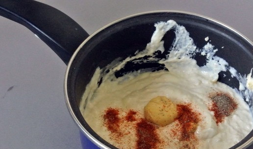 1. Этап. Хот-доги с сырным соусом: Добавить молотую паприку, черный молотый перец. Можно добавить перец чили.