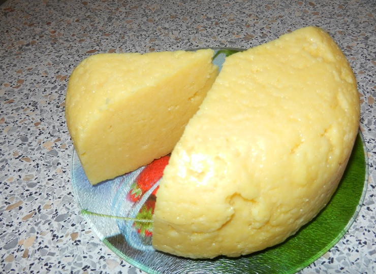 1. Этап. Cыр из творога в домашних условиях: Извлекаем сыр из формы и наслаждаемся! Приятного аппетита!