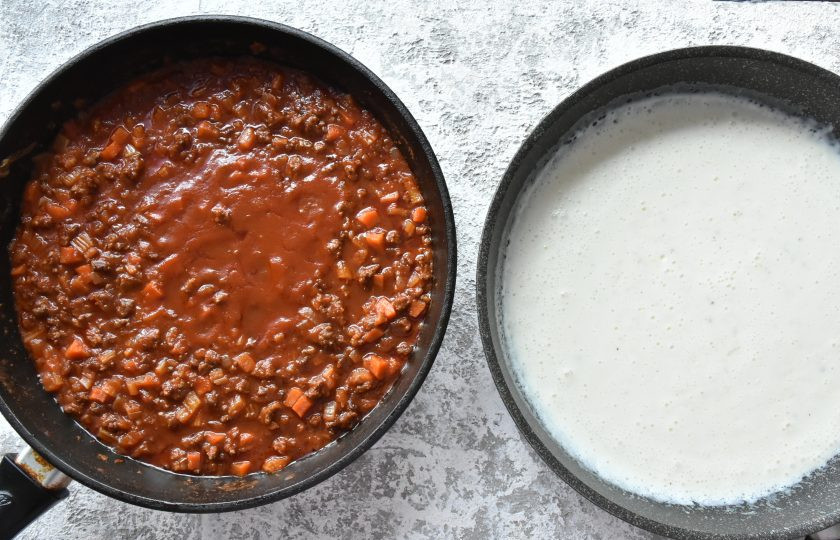 1. Этап. Лазанья с фаршем от Джейми Оливера: Оба соуса готовы. Можно собирать блюдо. Подготовьте форму для запекания и собственно листы лазаньи.