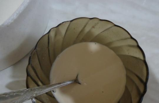 1. Этап. Сдобные пирожки в духовке: Вначале разведите опару. Смешайте тёплую воду с половиной просеянной муки, дрожжами и 1 ст. ложкой сахара.