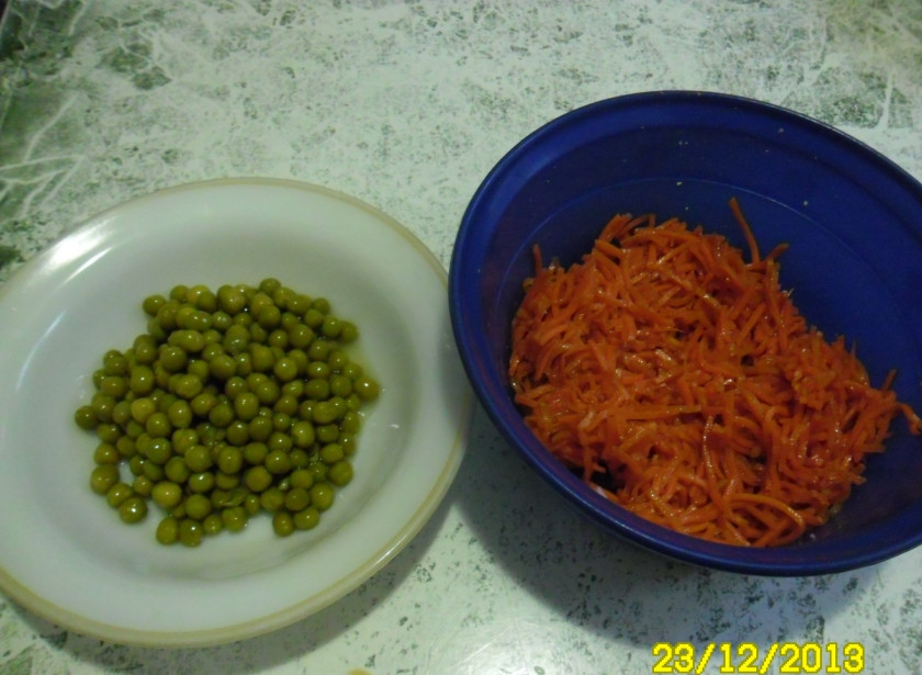 1. Этап. Салат Ёлочка: 2. порезать корейскую морковь, если длинные нити.