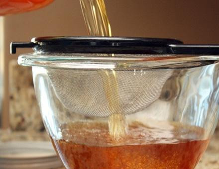 1. Этап. Компот из апельсинов: Затем горячий сироп процеживаем через сито в отдельную посуду. Затем по чистым простерилизованным банкам раскладываем плоды апельсинов и заливаем горячим сиропом.