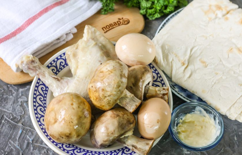 1. Этап. Закусочный торт Наполеон с курицей и грибами: Подготовьте необходимые ингредиенты. Окорочок и куриные яйца отварите заранее и остудите, так как блюдо должно готовиться из охлажденных продуктов.