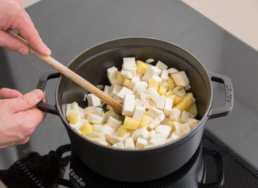 1. Этап. Суп из лосося и сельдерея: 2. Затем овощи переложите в сотейник или кастрюлю с разогретым маслом. Жарьте ингредиенты до мягкости 5 минут, помешивая. Потом добавьте сметану и влейте бульон.