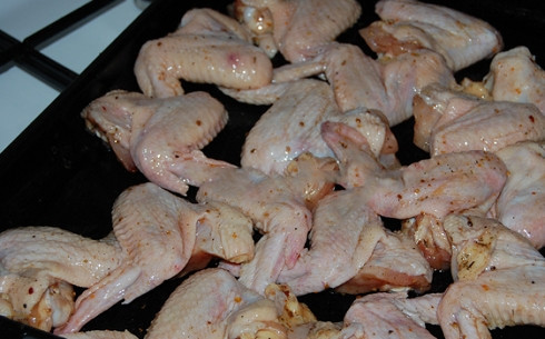 1. Этап. Куриные крылья барбекю: Выкладываем в один слой на противень, смазанный растительным маслом. Ставим в разогретую до 250 градусов духовку на 20 минут.