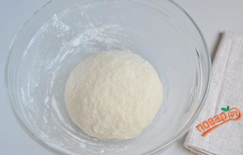 1. Этап. Вкусные кутабы с сыром и зеленью: 4. Тесто должно быть мягким и пластичным, но уже не липнуть к рукам. Положите его в миску и накройте пленкой, пусть 25-30 минут отдохнет.