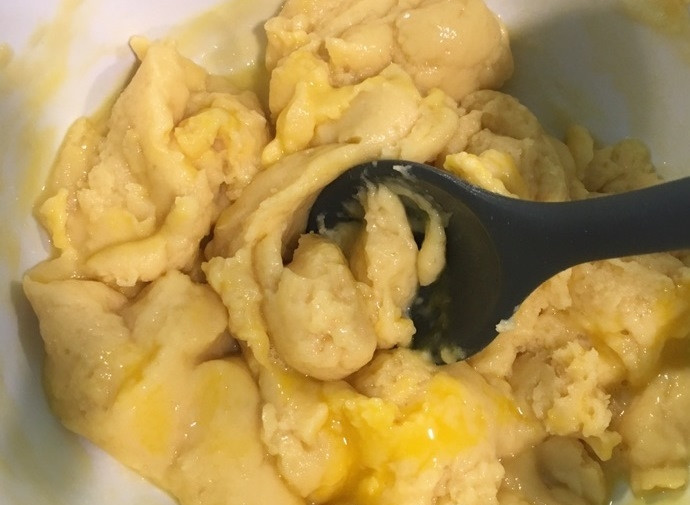 1. Этап. Бри с персиком: 3. В небольшом сотейнике смешайте воду и 100 грамм сливочного масла, доведите до кипения. Отключите огонь, всыпьте муку и соль, смешивайте, пока тесто не скатается в шар. В отдельную миску переложите тесто, вбейте туда яйца и перемешайте.