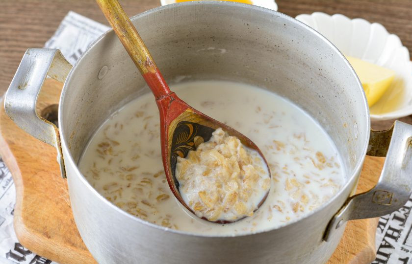 1. Этап. Каша на завтрак: Варите кашу 5-7 минут, помешивая на медленном огне.