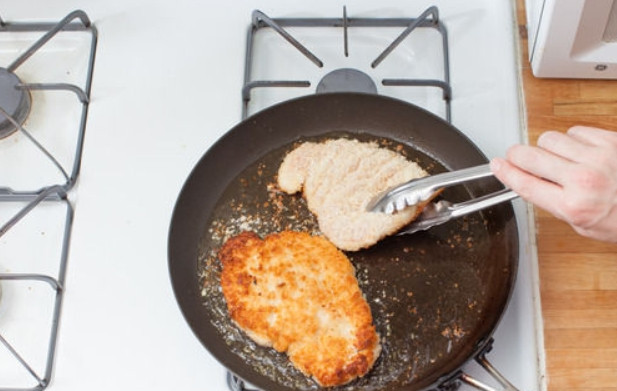 1. Этап. Салат с курицей: Обжарьте курочку на масле с обеих сторон, примерно по 2-3 минуты с каждой. Переложите мясо на бумажные салфетки, чтобы удалить жир.