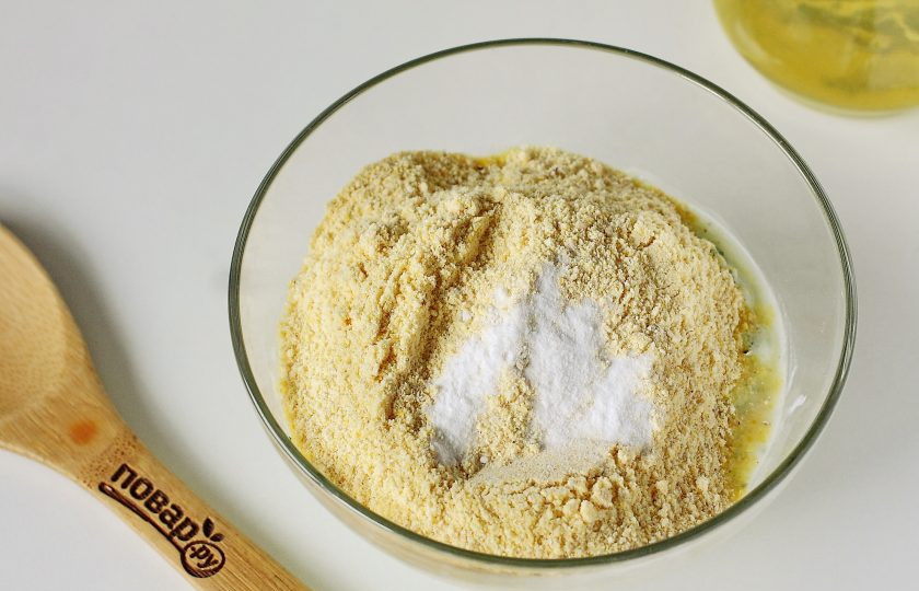 1. Этап. Оладьи из кабачков с кукурузной мукой: Перемешайте и добавьте муку и соду.