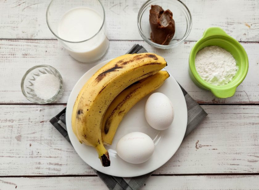 1. Этап. Блинный торт со сгущенкой и бананами: Подготовьте все необходимые ингредиенты.