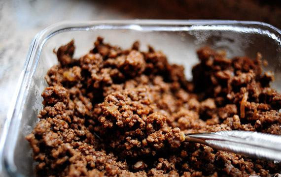 1. Этап. Мексиканская пицца: Быстренько обжарьте говяжий фарш.