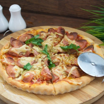 Пицца с сосисками