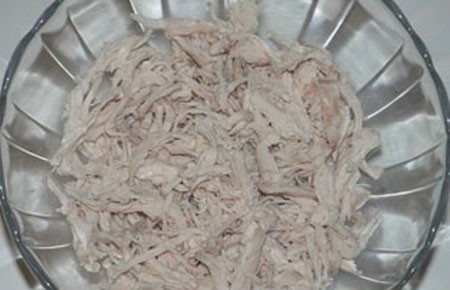 1. Stage. Golden Rosan Salad: Disassemble the meat into fibers and put in a salad bowl. Lubricate with mayonnaise.