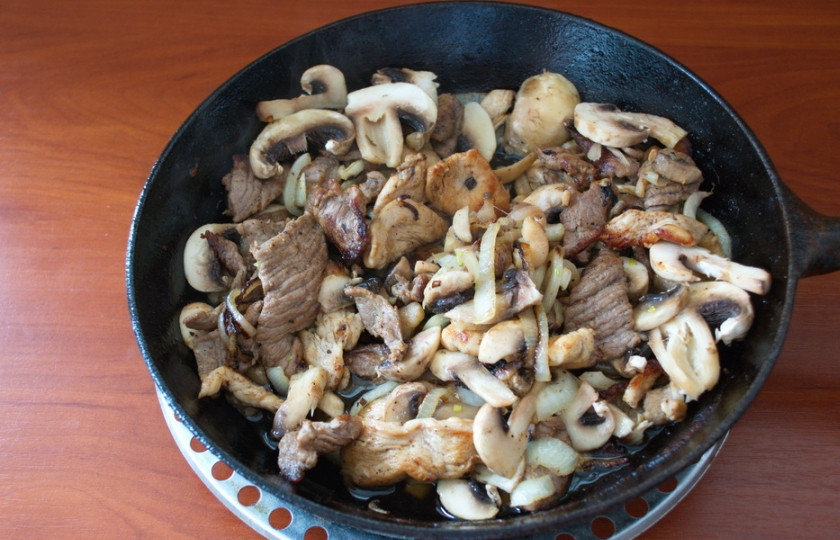 1. Этап. Картофельное рагу с мясом: Добавьте грибы и еще 3 минуты жарьте.