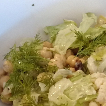 Салат из цветной капусты и нута