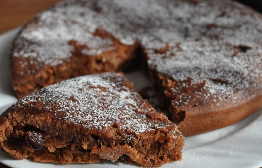 1. Этап. Постная коврижка с какао: Можете подавать её, посыпав сахарной пудрой. Приятного чаепития!