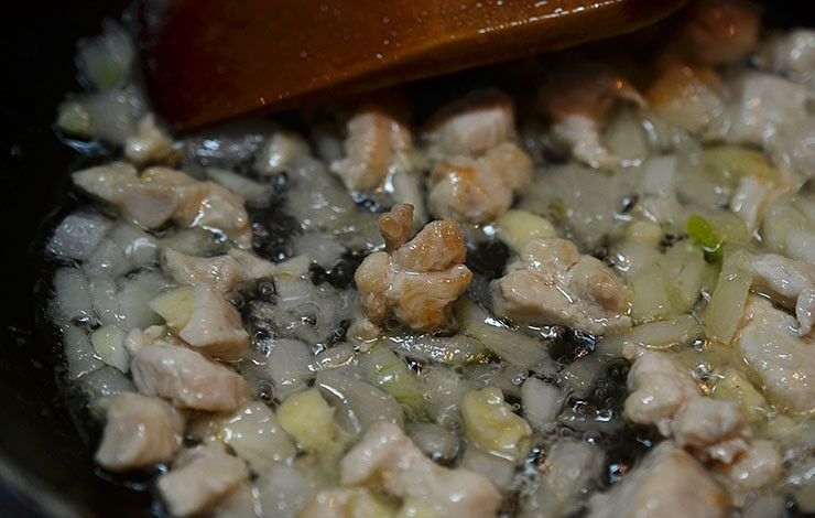 1. Этап. Закусочные трубочки с курицей и овощами: Обжарьте с добавлением масла около 5 минут.