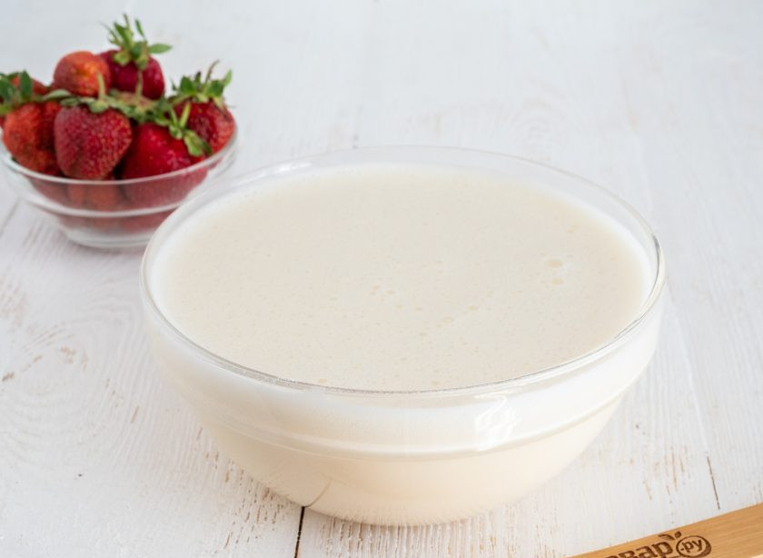 1. Этап. Панкейки с клубникой: Муку просейте и смешайте с разрыхлителем. Постепенно введите в тесто. Для замешивания можно воспользоваться миксером.