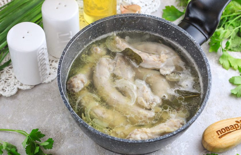 1. Этап. Вареные куриные шеи: Отварите шеи примерно 20 минут, убавив нагрев до умеренного. Этого времени вполне хватит им для того, чтобы идеально приготовиться.