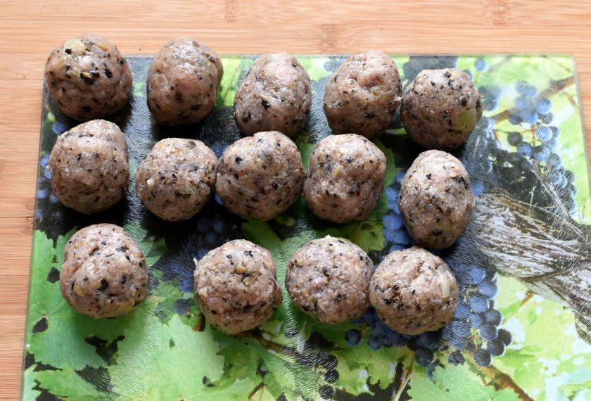 1. Этап. Тефтели индюшиные с грибами: Влажными руками скатайте тефтельки размером с шарики для пин-понга.