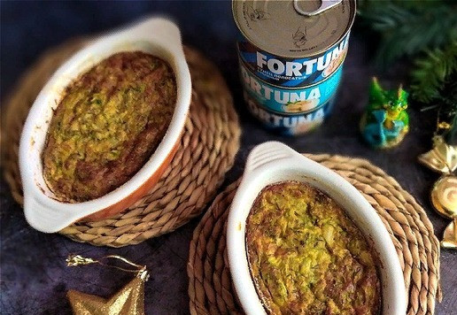 1. Этап. Кабачковая запеканка с тунцом: Свержу выкладываем опять основу запеканки. Оставшееся сливочное масло, режем тонкими слайсами и выкладываем поверх. Ставим формы на противень и отправляем в духовку запекаться, выставив Т-180 С и время 30 минут. Мне этого времени хватило. Ориентируйтесь по своей духовке. Кабачок быстро готовится. Нужно, чтобы запеканка сверху красиво запеклась. Из-за присутствия укропа она будет потемней. Подаём сразу, хотя и остывшая она очень вкусная.