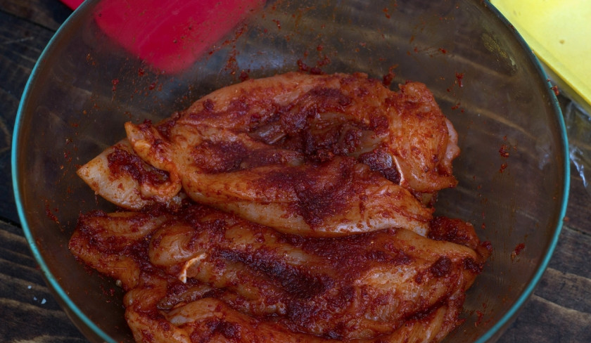 1. Этап. Бастурма из курицы: Полученной смесью хорошенько натираем курицу.