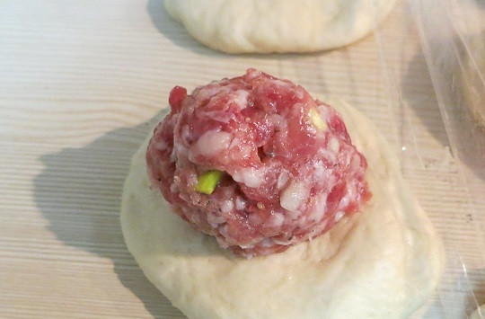 1. Этап. Беляши Советские: 9. Шарики теста разомните в небольшую лепешку, уложите на нее шарик фарша.