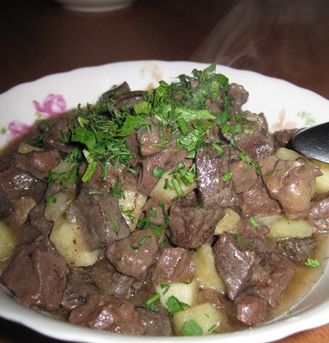 1. Этап. Куурдак из легких: Снимаем казан с огня, кладем пару лавровых листиков. При подаче можно украсить зеленью. Приятного аппетита!