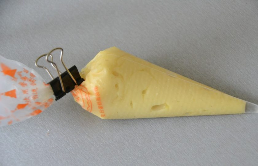 1. Этап. Конфеты Вишня в шоколаде: Переложите растопленный белый шоколад в кондитерский мешок.