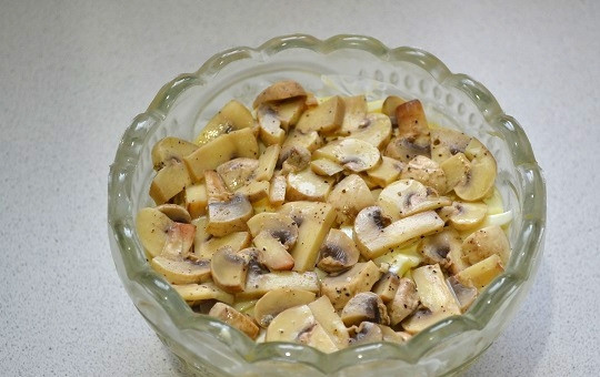 1. Этап. Салат Нежность с кальмарами: 8. Затем распределите нарезанные тонкими ломтиками грибы. Их можно чуть поперчить вкусу.