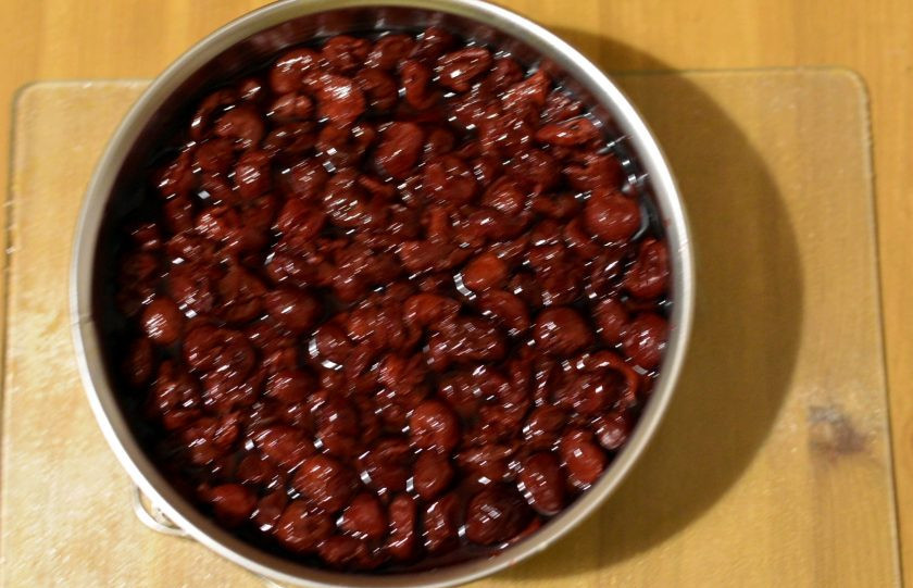 1. Этап. Тирольский пирог с вишней: Дайте немного остыть в холодильнике. Залейте сверху пирог начинающим густеть вишневым соком с желатином и уберите в холодильник не менее, чем на три часа.