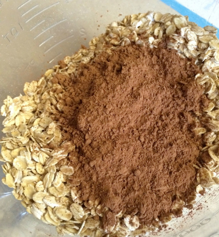 1. Этап. Шведские шоколадные шарики: Смешайте овсянку с какао-порошком, добавьте сахар.